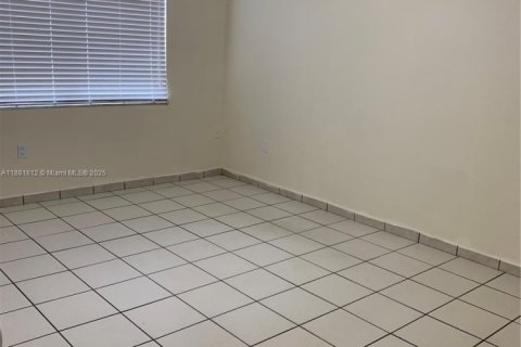 House in Hialeah, Florida 4 bedrooms, 138.61 sq.m. № 1929359 - photo 11