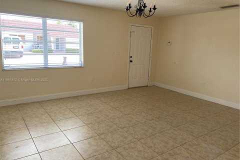 House in Hialeah, Florida 4 bedrooms, 138.61 sq.m. № 1929359 - photo 2