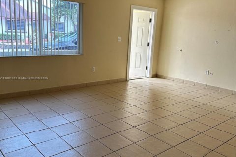 House in Hialeah, Florida 4 bedrooms, 138.61 sq.m. № 1929359 - photo 20