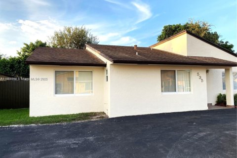 House in Hialeah, Florida 4 bedrooms, 138.61 sq.m. № 1929359 - photo 1