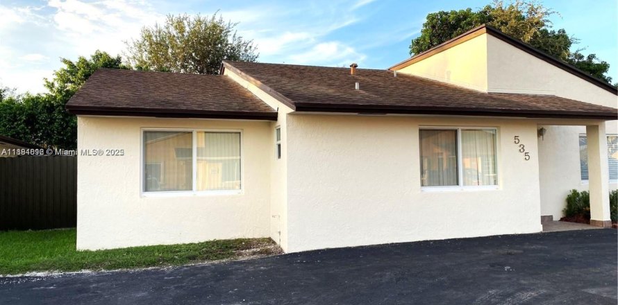 House in Hialeah, Florida 4 bedrooms, 138.61 sq.m. № 1929359