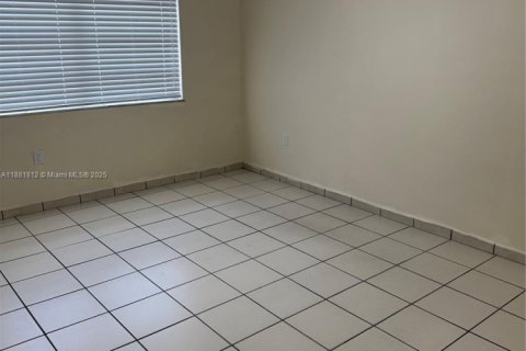 House in Hialeah, Florida 4 bedrooms, 138.61 sq.m. № 1929359 - photo 16