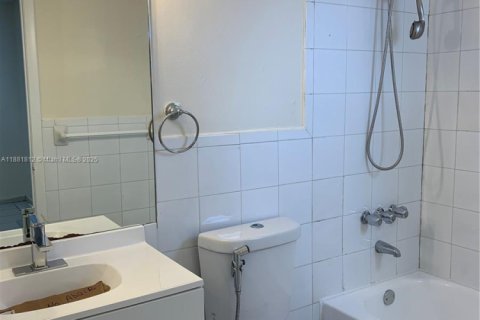House in Hialeah, Florida 4 bedrooms, 138.61 sq.m. № 1929359 - photo 12