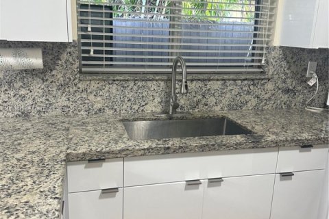 House in Hialeah, Florida 4 bedrooms, 138.61 sq.m. № 1929359 - photo 5