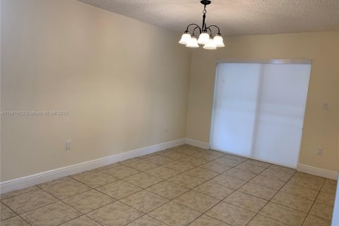 House in Hialeah, Florida 4 bedrooms, 138.61 sq.m. № 1929359 - photo 7