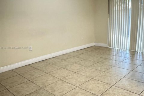 House in Hialeah, Florida 4 bedrooms, 138.61 sq.m. № 1929359 - photo 22