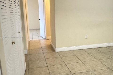 House in Hialeah, Florida 4 bedrooms, 138.61 sq.m. № 1929359 - photo 23