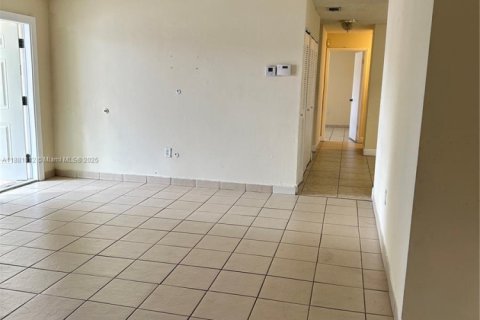 House in Hialeah, Florida 4 bedrooms, 138.61 sq.m. № 1929359 - photo 21