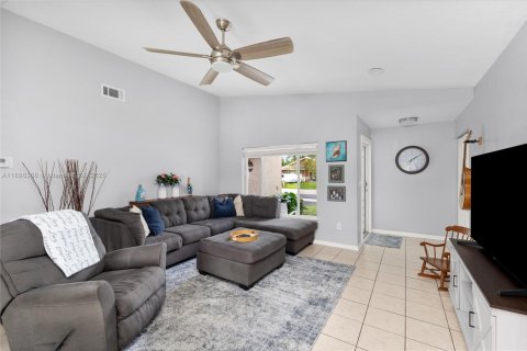 Villa ou maison à vendre à Cooper City, Floride: 3 chambres, 162.86 m2 № 1949718 - photo 2