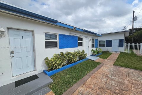 Casa en alquiler en Hollywood, Florida, 1 dormitorio, 74.32 m2 № 2033421 - foto 2