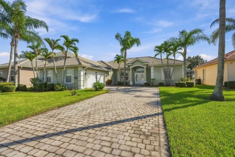 House in Port St. Lucie, Florida 4 bedrooms, 223.52 sq.m. № 2432523 - photo 2