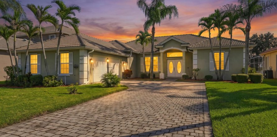 House in Port St. Lucie, Florida 4 bedrooms, 223.52 sq.m. № 2432523