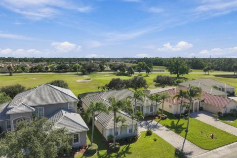 House in Port St. Lucie, Florida 4 bedrooms, 223.52 sq.m. № 2432523 - photo 15