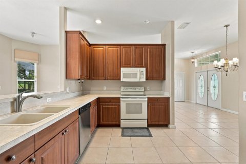 House in Port St. Lucie, Florida 4 bedrooms, 223.52 sq.m. № 2432523 - photo 12