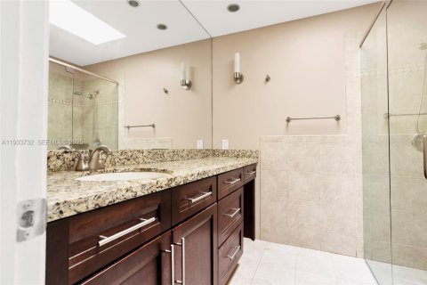Condo in Oakland Park, Florida, 3 bedrooms  № 1992196 - photo 17
