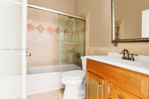 Condo in Oakland Park, Florida, 3 bedrooms  № 1992196 - photo 23