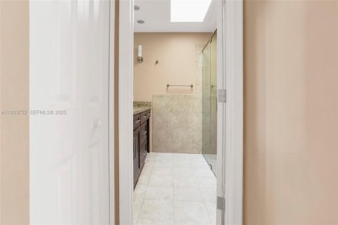 Condo in Oakland Park, Florida, 3 bedrooms  № 1992196 - photo 15