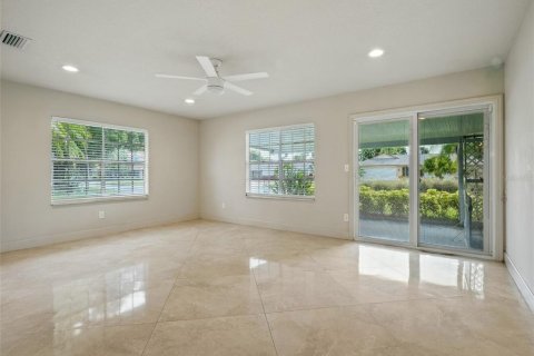 Duplex in New Smyrna Beach, Florida 2 bedrooms, 126.81 sq.m. № 1781136 - photo 12