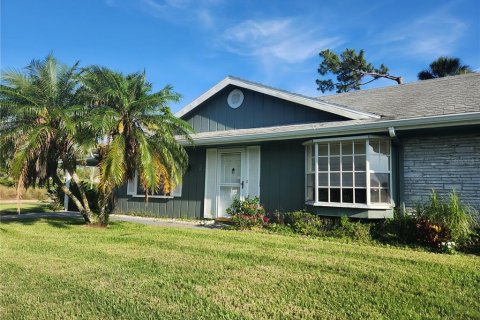 Duplex in New Smyrna Beach, Florida 2 bedrooms, 126.81 sq.m. № 1781136 - photo 1