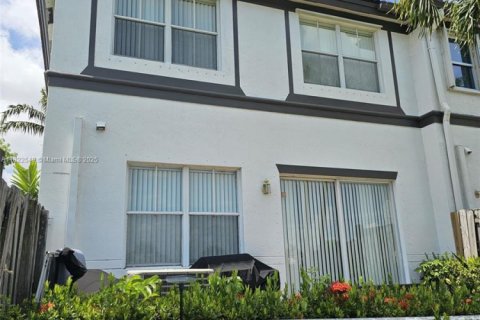 Touwnhouse à vendre à Doral, Floride: 4 chambres, 175.96 m2 № 1785895 - photo 1