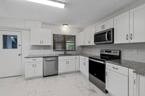Commercial property in St. Lucie, Florida 230.49 sq.m. № 2146307 - photo 8