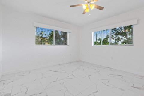 Commercial property in St. Lucie, Florida 230.49 sq.m. № 2146307 - photo 4