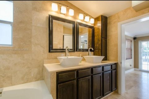 House in Fort Lauderdale, Florida 3 bedrooms, 154.59 sq.m. № 1646959 - photo 14