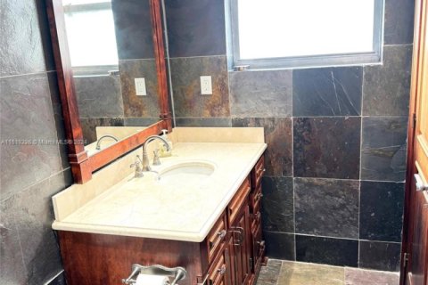 Condo in Hollywood, Florida, 2 bedrooms  № 1710716 - photo 17