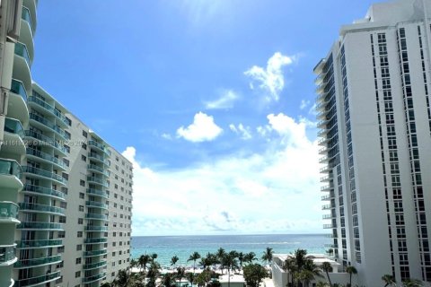 Condo in Hollywood, Florida, 2 bedrooms  № 1710716 - photo 7