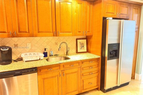 Condo in Hollywood, Florida, 2 bedrooms  № 1710716 - photo 12