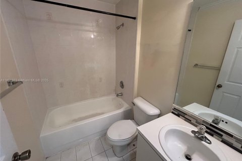 Townhouse in Dania Beach, Florida 3 bedrooms, 128.39 sq.m. № 1943946 - photo 10