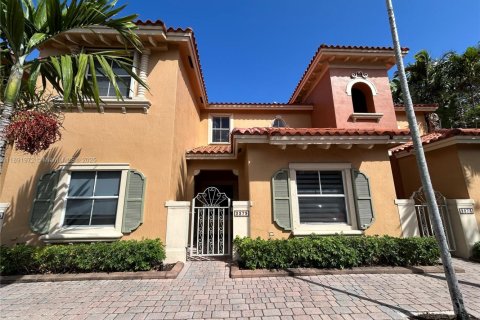Townhouse in Dania Beach, Florida 3 bedrooms, 128.39 sq.m. № 1943946 - photo 1