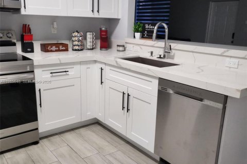 House in Fort Lauderdale, Florida 3 bedrooms, 153.29 sq.m. № 2048866 - photo 8