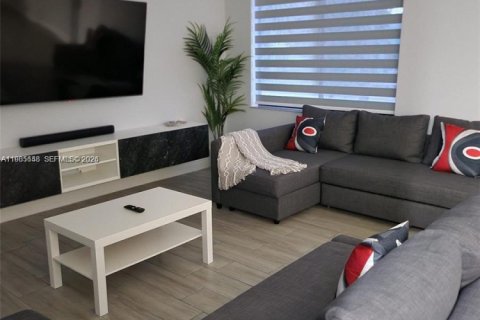 House in Fort Lauderdale, Florida 3 bedrooms, 153.29 sq.m. № 2048866 - photo 9