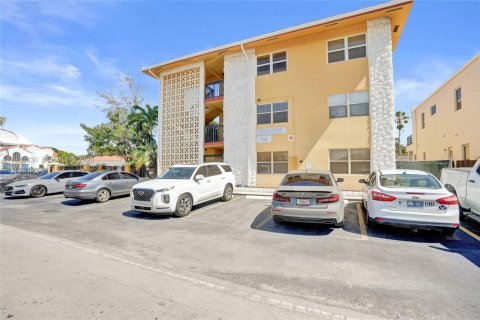 Condominio en Fort Lauderdale, Florida, 1 dormitorio  № 2031064