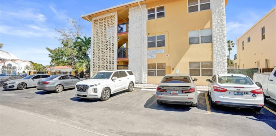 Condominio en Fort Lauderdale, Florida, 1 dormitorio № 2031064