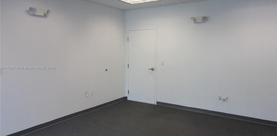 Propiedad comercial en Davie, Florida № 1174110