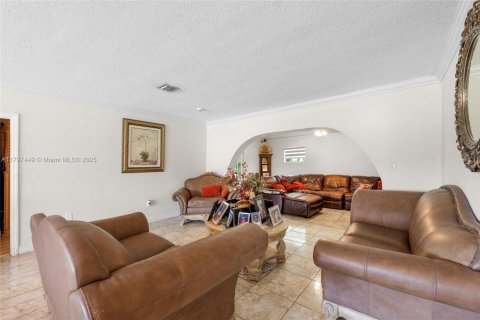 House in Miami Gardens, Florida 4 bedrooms, 165.64 sq.m. № 1674941 - photo 29