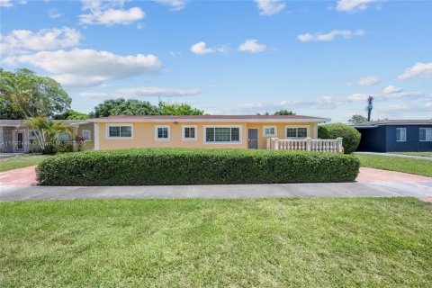 House in Miami Gardens, Florida 4 bedrooms, 165.64 sq.m. № 1674941 - photo 9