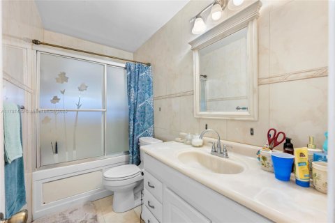House in Miami Gardens, Florida 4 bedrooms, 165.64 sq.m. № 1674941 - photo 20