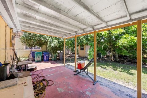 House in Miami Gardens, Florida 4 bedrooms, 165.64 sq.m. № 1674941 - photo 5
