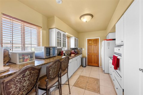 House in Miami Gardens, Florida 4 bedrooms, 165.64 sq.m. № 1674941 - photo 16