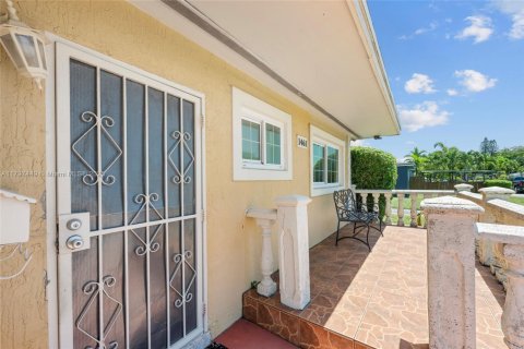 House in Miami Gardens, Florida 4 bedrooms, 165.64 sq.m. № 1674941 - photo 12