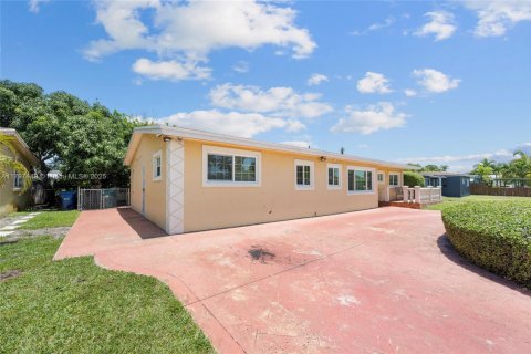 House in Miami Gardens, Florida 4 bedrooms, 165.64 sq.m. № 1674941 - photo 11