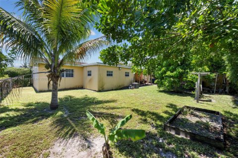 House in Miami Gardens, Florida 4 bedrooms, 165.64 sq.m. № 1674941 - photo 30