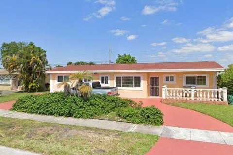 House in Miami Gardens, Florida 4 bedrooms, 165.64 sq.m. № 1674941 - photo 1