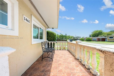 House in Miami Gardens, Florida 4 bedrooms, 165.64 sq.m. № 1674941 - photo 13