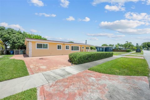 House in Miami Gardens, Florida 4 bedrooms, 165.64 sq.m. № 1674941 - photo 10