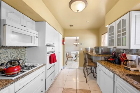 House in Miami Gardens, Florida 4 bedrooms, 165.64 sq.m. № 1674941 - photo 17