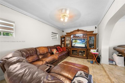 House in Miami Gardens, Florida 4 bedrooms, 165.64 sq.m. № 1674941 - photo 2